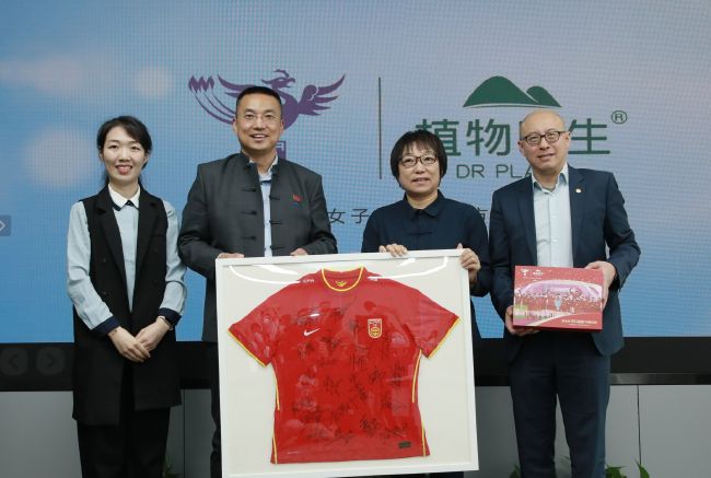 此役，曼城方面，哈兰德领衔首发，阿尔瓦雷斯、多库、B席等悉数登场；利物浦方面，萨拉赫、努涅斯与若塔组成前场攻击线，马蒂普首发。